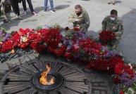 Праздник в сердцах, несмотря ни на что: жители Киева несут цветы к Вечному огню