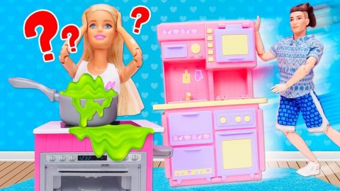 Кен подарил Барби новую кухню – Видео для девочек про игры в куклы Барби