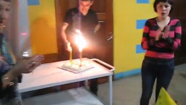 Задувание свечей на торте