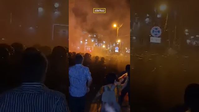 Спецназ использовал перцовый газ во время разгона митингующих у здания парламента в Тбилиси