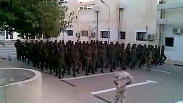 Солдаты Ливийской армии Каддафи маршируют на плацу | Ливия 2011