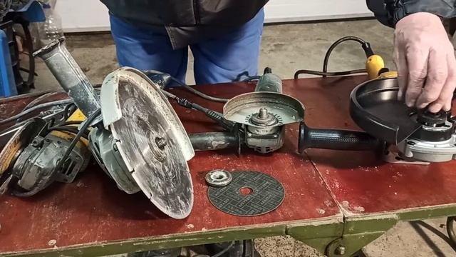 Правильно устанавливает отрезной диск на болгарку УШМ!