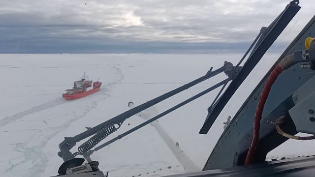 Полёт на вертолёте над Антарктикой.