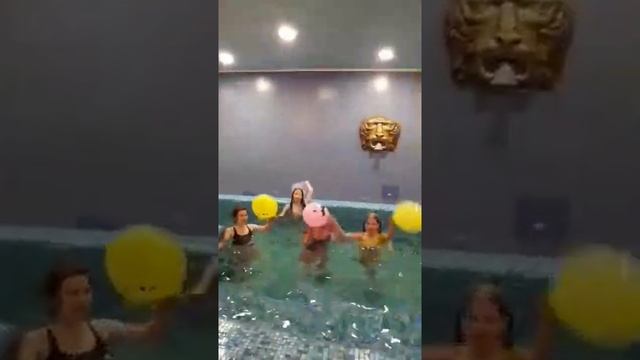 день рождение!в бассейне!