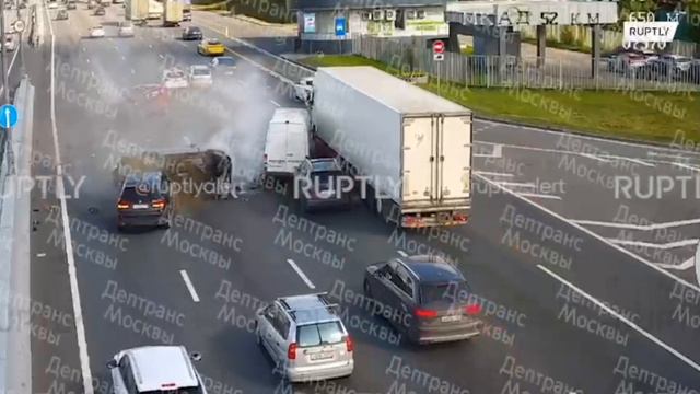 Автомобиль вылетел на «встречку» и спровоцировал массовое ДТП на МКАД, погиб один человек