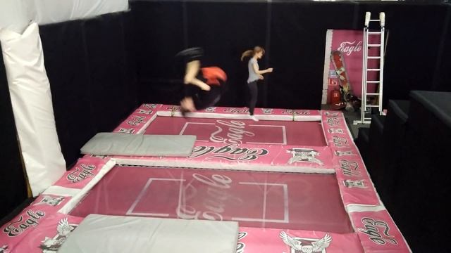 Батуты. Нырок и полтора сальто в ноги... почти =)