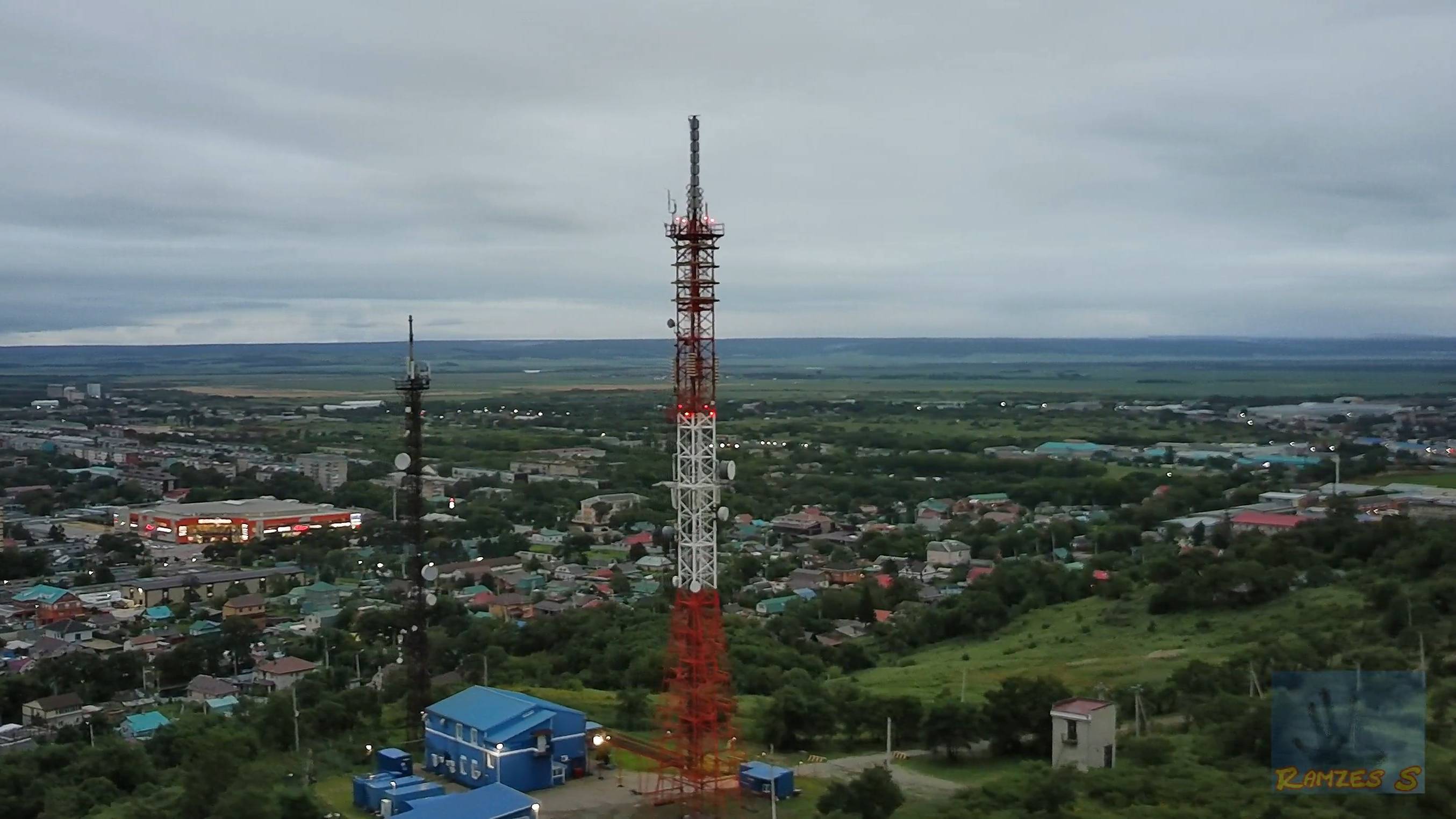 Телевышка в сумерках.