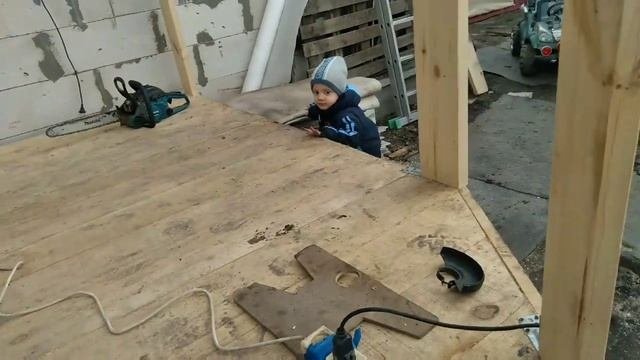Дом в деревнестрою беседку веранду балкон домашние заботы. баня отдых