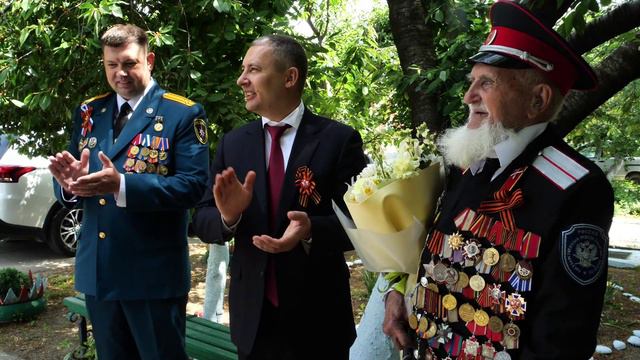 В районе стало доброй традицией  в  День  Победы поздравлять на дому ветеранов ВОВ.
