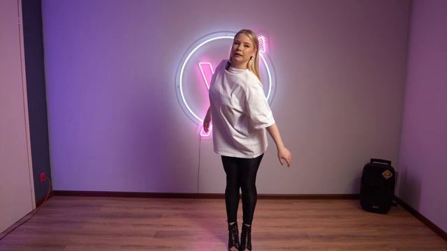 3 ПРОСТЫХ танцевальных движения для ДЕВУШКИ в КЛУБЕ