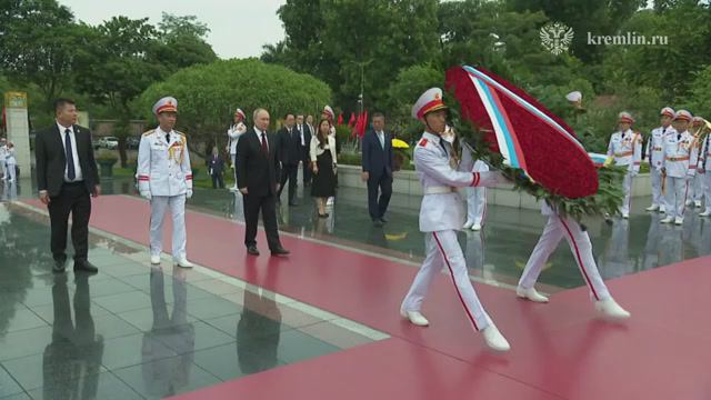 Владимир Путин принял участие в церемонии возложения венка к Мемориалу павшим героям