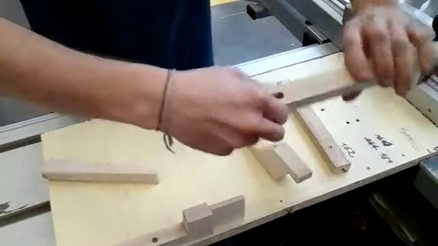 Serrage sur un montage avec un coin à la scie à format