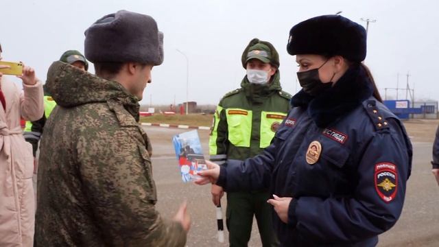 Буденновские полицейские поздравили автолюбителей с наступающим праздником.