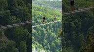 💬 В Сочи двое туристов прошли по подвесному мосту без страховки ради селфи.