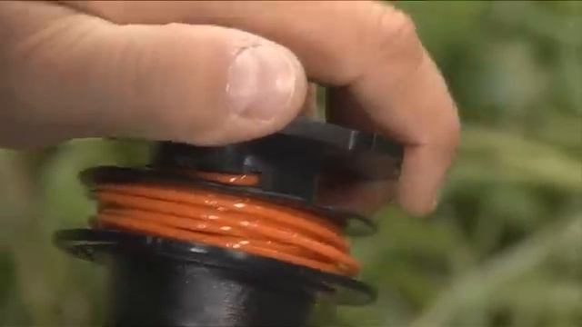 Das Befüllen des Mähkopfs STIHL AutoCut 25-2
