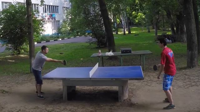 Профи играют в настольный теннис во дворе