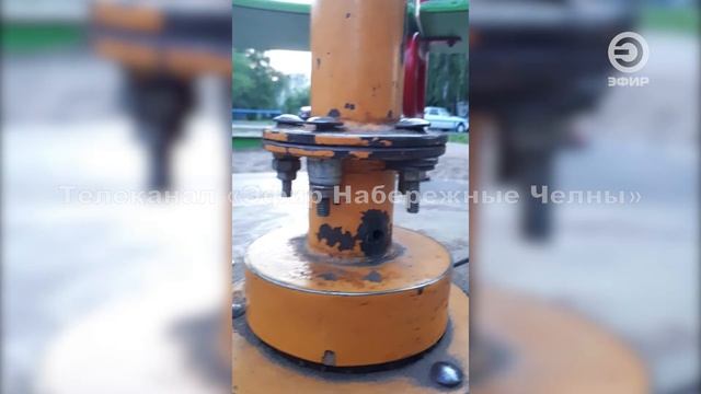 Школьник получил серьезный перелом, катаясь на дворовой карусели в 15-ом комплексе поселка ЗЯБ.