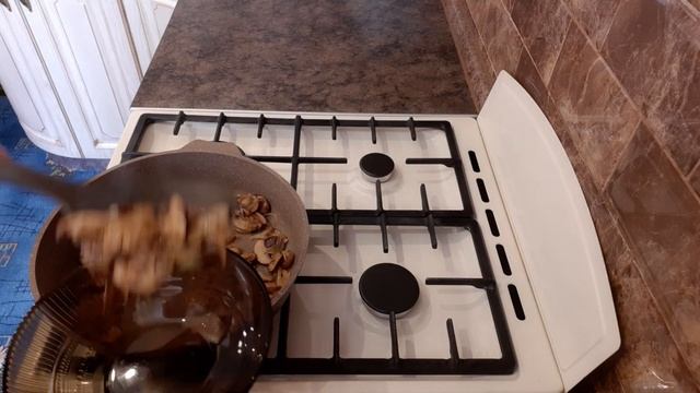 Пицца с жареным картофелем, грибами и луком.