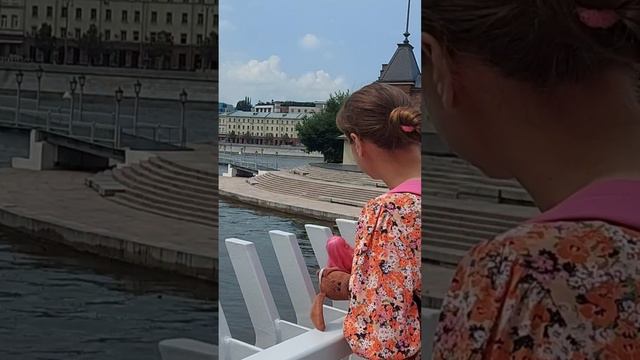Музыкант в поисках вдохновения. Прогулка по новому мосту в Москве