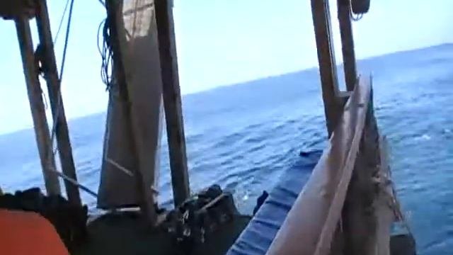подскажите что за трек играет?