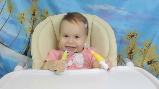 Ребенок чистит зубы щеткой CS SonicPulsar Kids and Junior