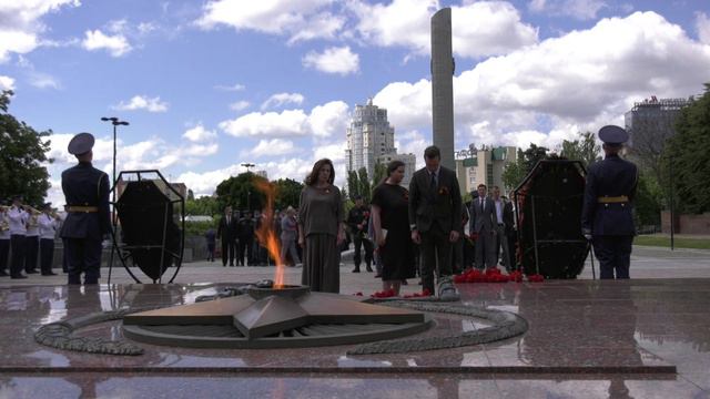 В преддверии Дня памяти и скорби на Площади Победы прошло возложение цветов и венков