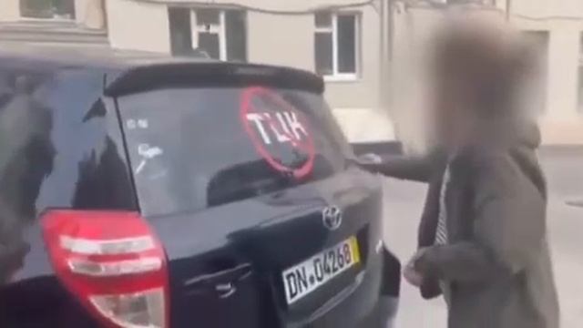 Харьков - понаехавшие ломают машину на которой была наклейка ”НЕТ ТЦК”