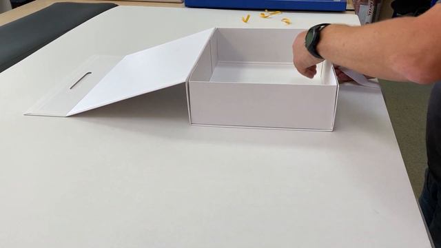 Самосборная коробка из оклеенного переплетного картона