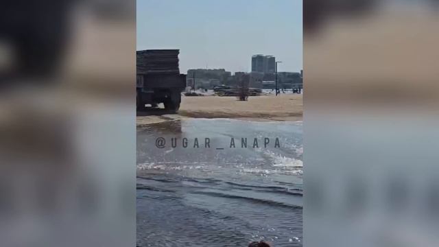 «Мама бросила. Вещи промокли»: анапчанка об оставленных на пляже детях