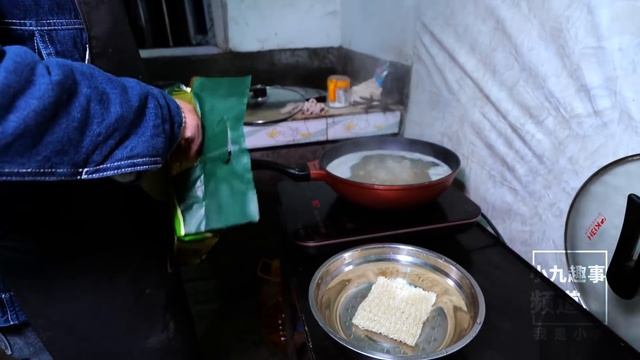 媳婦用鴨湯煮面，幾個孩子吃得好香，有說有笑真熱鬧 | Cooked noodles in duck soup, the children ate well