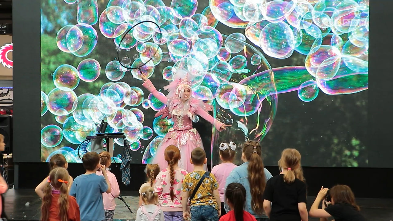 Искусство мыльных пузырей: шоу в ТРК «Горки»