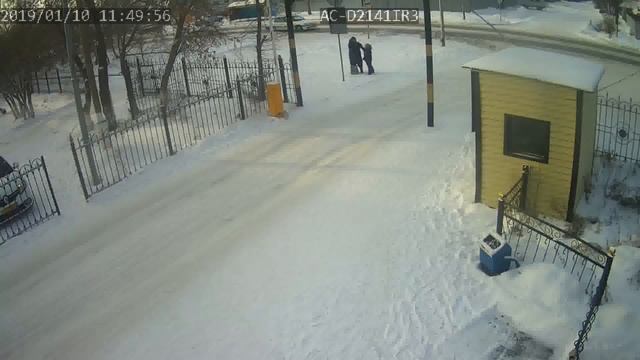 Напротив будки стоит знак движение запрещено а снизу медицинский пункт