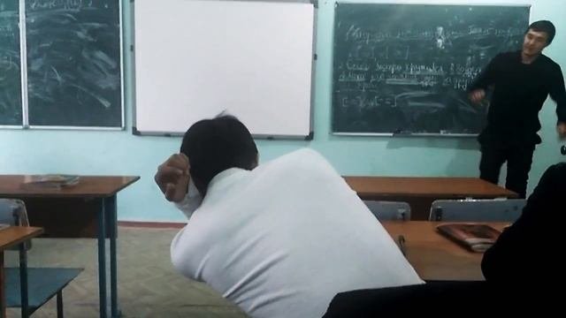 Каратэ парень показывает не реально форму