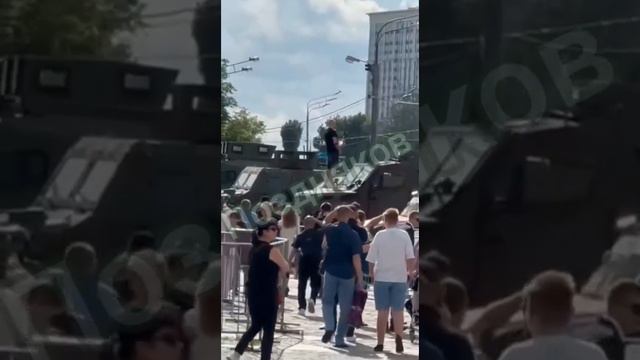 В Москве на Поклонной мужик залез на натовскую технику и обоса**л её...