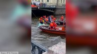 В Петербурге пассажирский автобус пробил ограждение моста и рухнул в реку