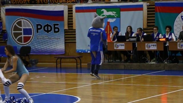 Талисман БК Алтай-Баскет (Барнаул) Волк танцует в перерыве