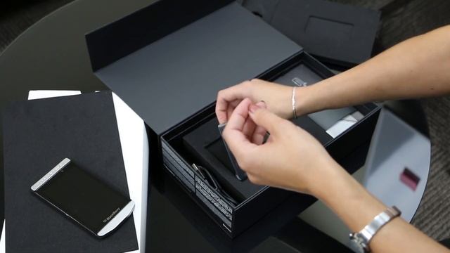 Распаковка BLACKBERRY P'9982 Porsche Design