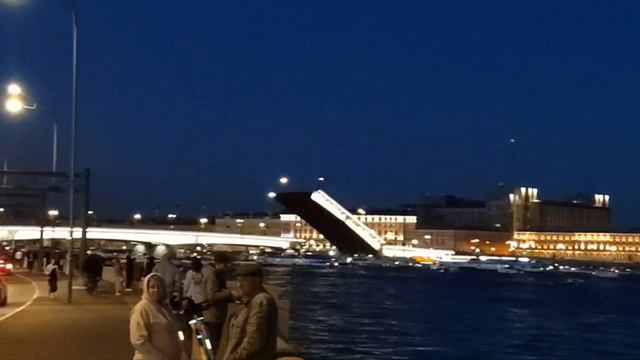Развод мостов  в Санкт-Петербурге.  Литейный мост. Конец июня, белые ночи.