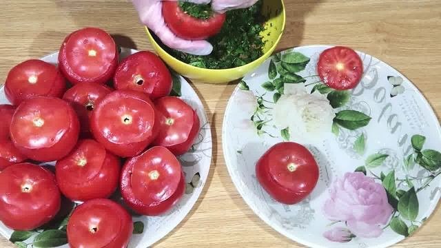 Рецепт фаршированных помидор в маринаде.