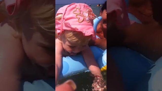 Алиса в Греции. Первое купание в море.