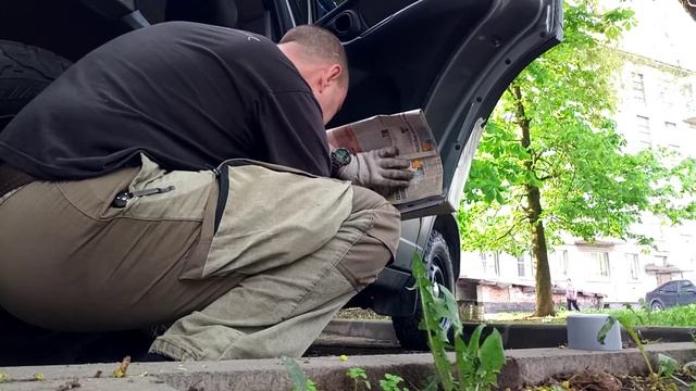 инспекция дверей после зимы. подрезиночное пространство.