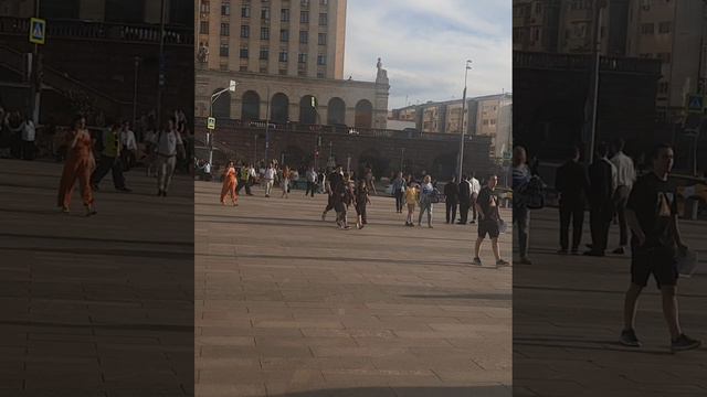 Метро Баррикадная в Москве, возле второго входа на московский метрополитен захожу в Барикадную