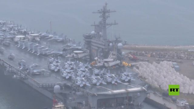 مشاهد لوصول حاملة طائرات أمريكية إلى ميناء كوريا الجنوبية