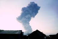 В Индонезии закрыли аэропорт после пробуждения вулкана Руанг / События на ТВЦ