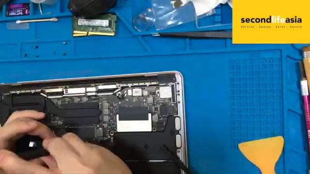 29082022 MacBook Pro 13” A1708 Battery Replacement