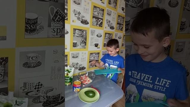 Бюджетный и полезный салат с авокадо