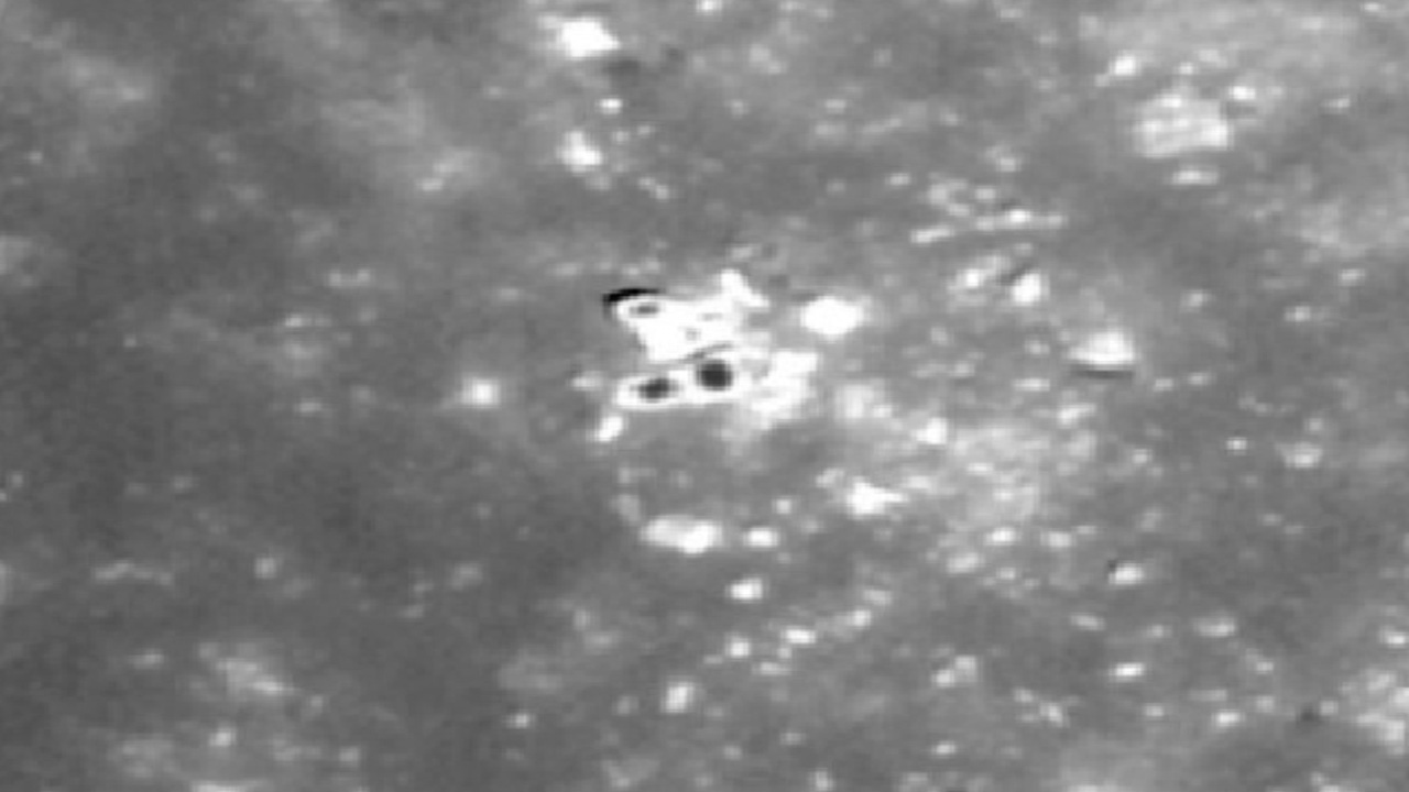 Ученые обнаружили странные валуны на Луне