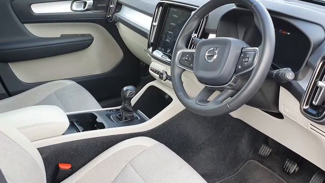 191KE1551 - 2019 Volvo XC40 T3 MOMENTUM 5DR 35,900