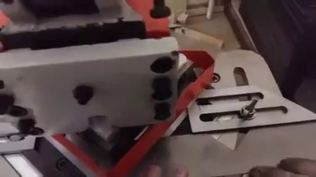 Угловырубной станок в работе