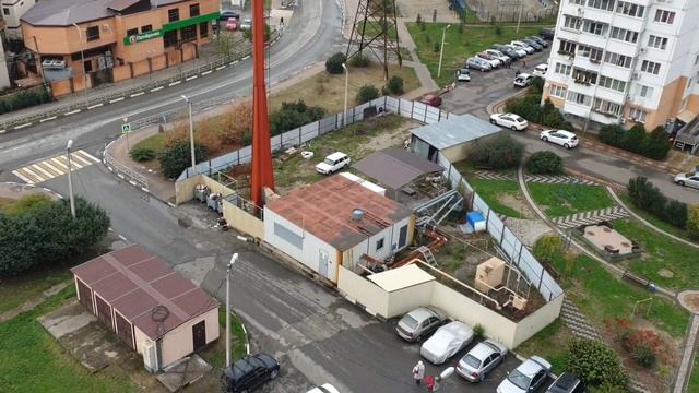 Улица Малышева. Вокруг цветы. Такое начало зимы. Лазаревское Сочи. Погода 4 декабря 2022.